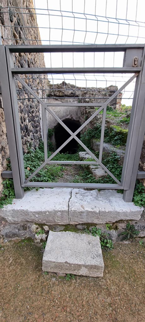 VIII.2.27 Pompeii. December 2023.
Looking south through entrance doorway. Photo courtesy of Miriam Colomer.
