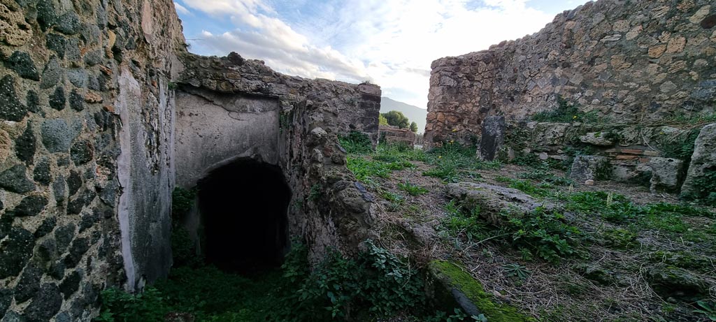 VIII.2.27 Pompeii. December 2023. Looking south from entrance doorway. Photo courtesy of Miriam Colomer.