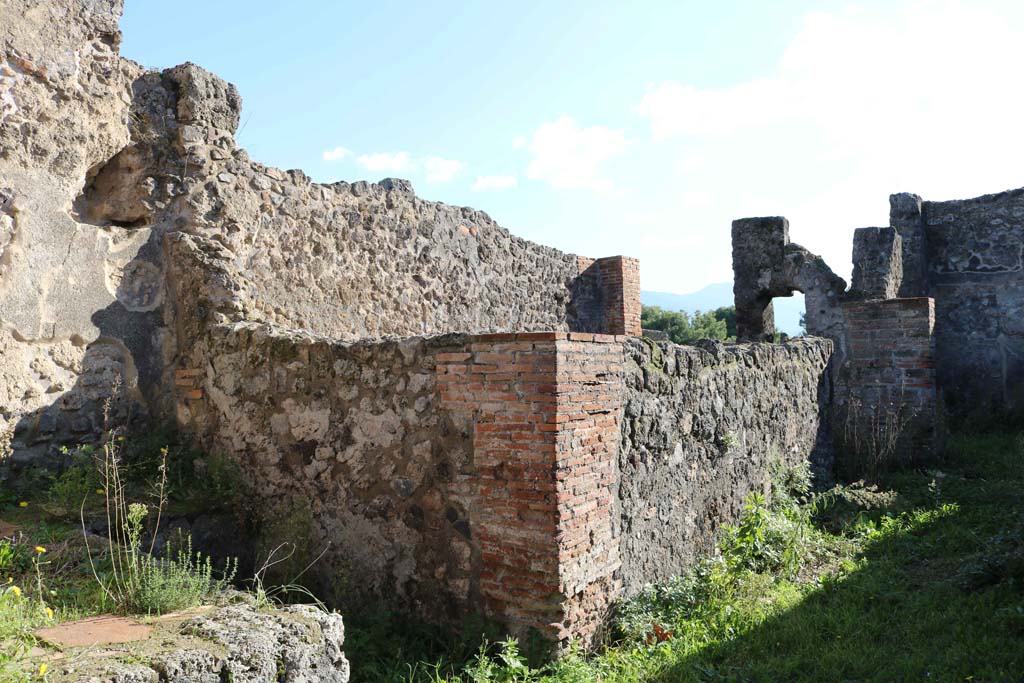 VIII.2.33 Pompeii. December 2018. Looking south-east from entrance doorway. Photo courtesy of Aude Durand.