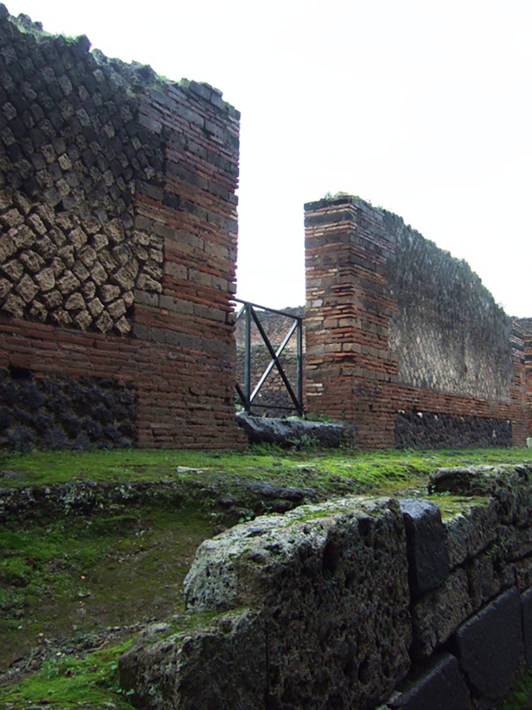 VIII.2.37 Pompeii. December 2005. Entrance doorway, looking west. 