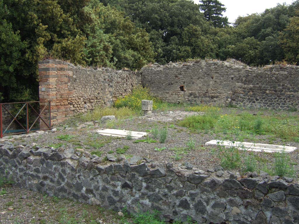 VIII.2.37 Pompeii. May 2006.  Looking north-east across large room or atrium from VIII.2.36.