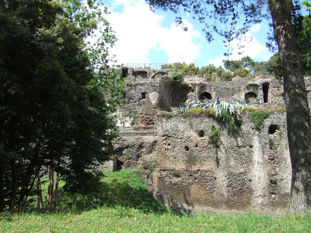 Rear of VIII.2.37, on left, and VIII.2.39, Pompeii. September 2004. Looking north.