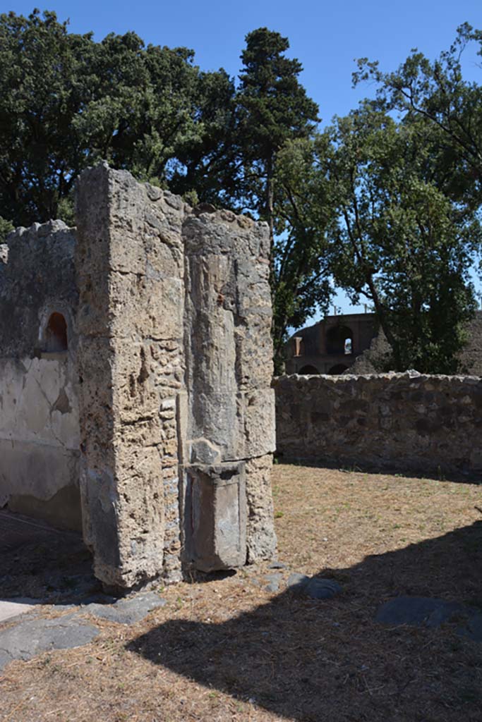 VIII.2.39 Pompeii. September 2019. 
North-east corner of atrium, between doorways of rooms c and d.
Foto Annette Haug, ERC Grant 681269 DÉCOR
