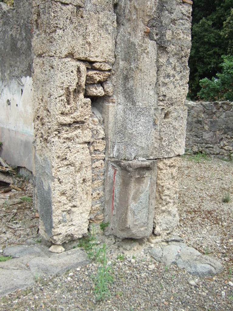 VIII.2.39 Pompeii.  May 2006. North east corner of atrium, between doorways of Rooms c and d.