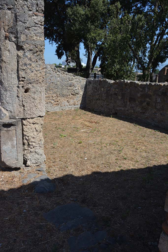 VIII.2.39 Pompeii. September 2019. Room d, looking north-east from doorway.
Foto Annette Haug, ERC Grant 681269 DÉCOR
