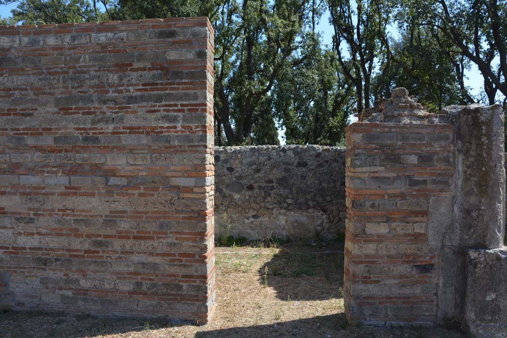 VIII.2.39 Pompeii. September 2019. Doorway to room f, on east side of atrium.
Foto Annette Haug, ERC Grant 681269 DÉCOR
