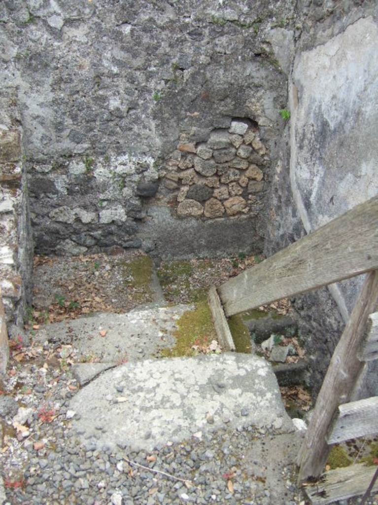 VIII.2.39 Pompeii. May 2006. Room u, steps down to first lower floor.