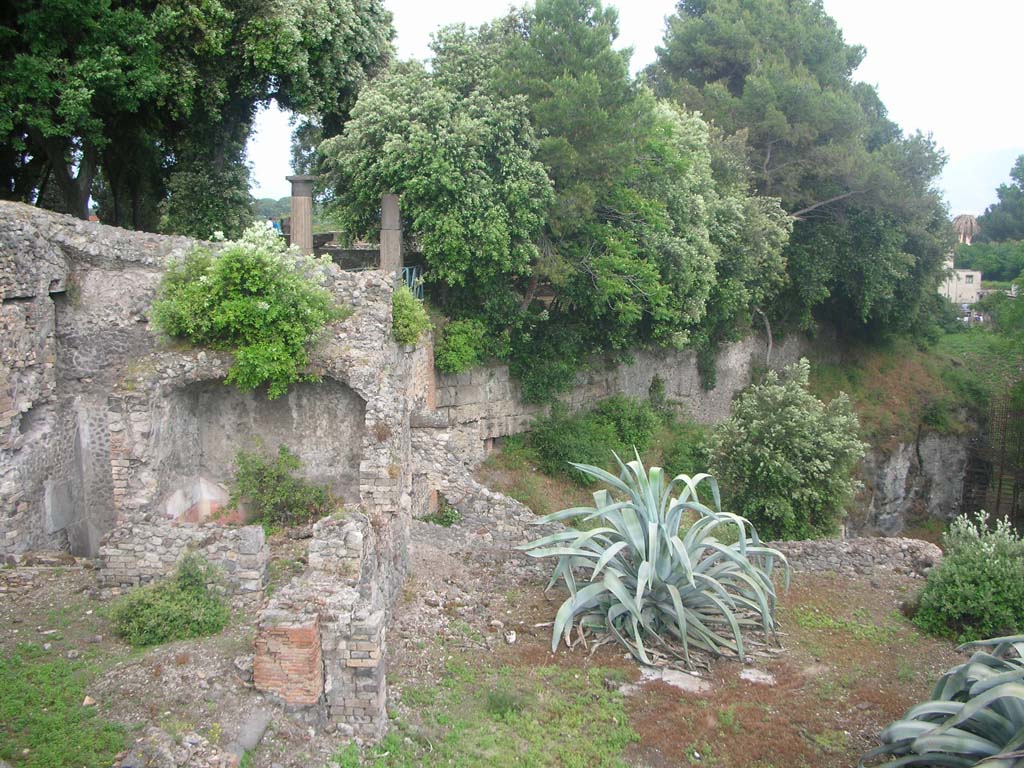 VIII.2.39 Pompeii. May 2011. 
First lower floor, looking east towards steps to lower floor, on left, cubiculum, centre left, and terrace, on right.
At the rear is the Triangular Forum, with City Walls beneath. Photo courtesy of Ivo van der Graaff.

