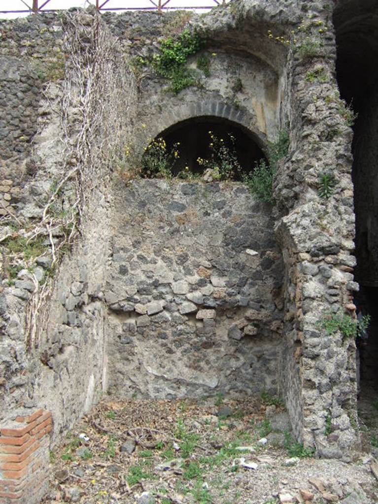 VIII.2.39 Pompeii. May 2006.  Room l, on first lower floor.