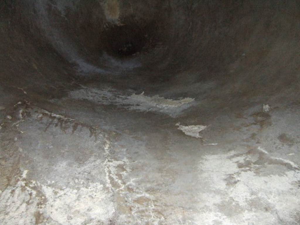 VIII.2.39 Pompeii. May 2006. Looking up at ceiling in Room 08.