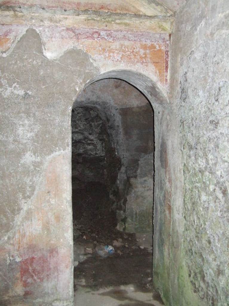 VIII.2.39 Pompeii. May 2006. Room 06, tepidarium, north-east corner, with doorway to room 05, and small circular area opposite the doorway, in the corridor.


