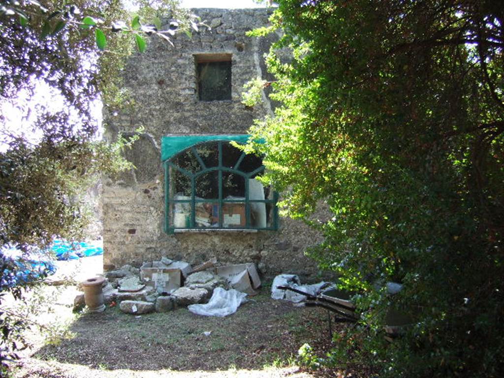 VIII.3.14 Pompeii. September 2005.  Looking south across west side of garden. According to Boyce, in a cubiculum located on the north side of the tablinum, in the south wall is a semicircular, vaulted niche. The inside walls of the niche were coated with yellow stucco like the walls of the room, its floor was a marble slab. Fiorelli called it “una nicchia per qualche simulacro di deità”.
See Boyce G. K., 1937. Corpus of the Lararia of Pompeii. Rome: MAAR 14. (p.75, no.352) 
See Pappalardo, U., 2001. La Descrizione di Pompei per Giuseppe Fiorelli (1875). Napoli: Massa Editore. (p.124)

