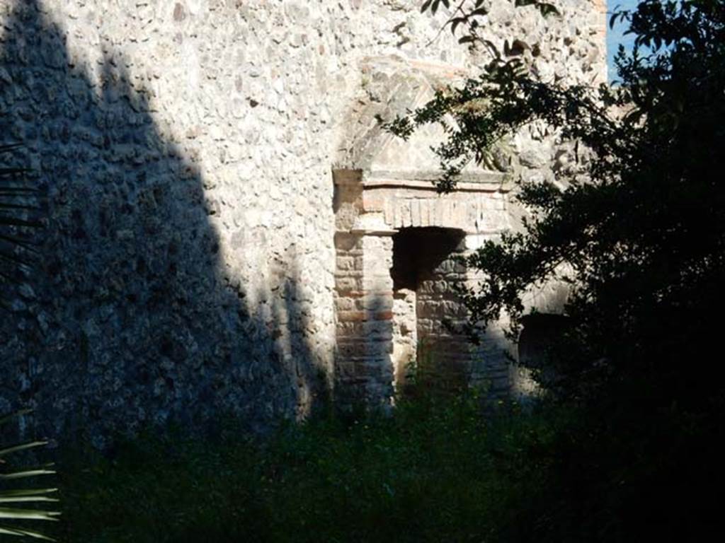 VIII.3.14 Pompeii. May 2016. Aedicula niche in north-west corner of garden area.
Photo courtesy of Buzz Ferebee.
