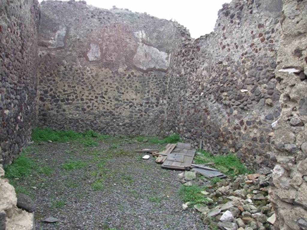 VIII.3.27 Pompeii. December 2007. Large oecus or triclinium on south side of garden. Looking south. 
The style of the floor of this room, when seen, had small white tesserae laid in regular rows in the Opus signinum.

