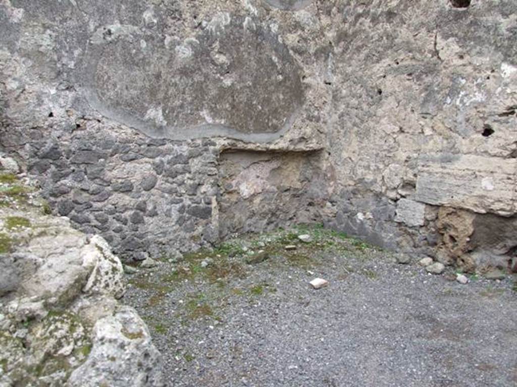 VIII.4.20 Pompeii.  Shop and rooms.  December 2007.  Middle room.  Recess in south wall.