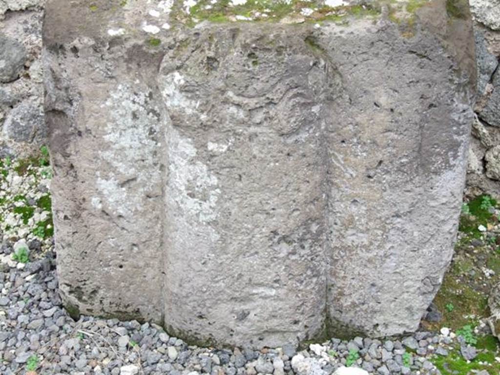 VIII.4.20 Pompeii.  Shop and rooms.  December 2007.  Detail of tufa block with relief.