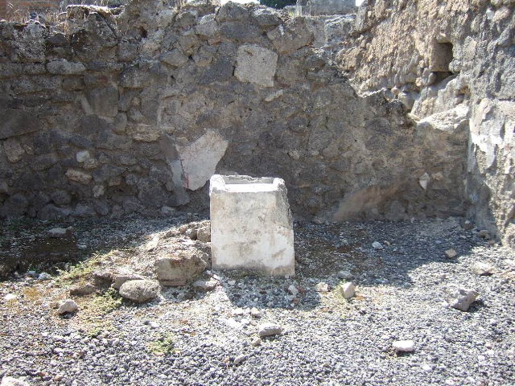 VIII.4.24 Pompeii.  Street altar.  September 2005.  Altar in middle of west wall.