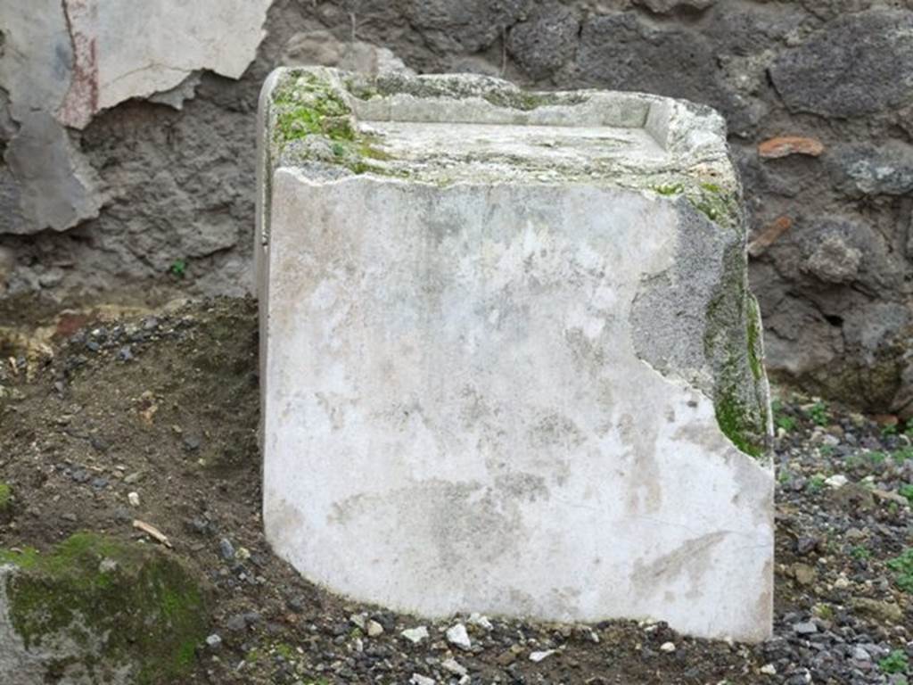 VIII.4.24 Pompeii.  Street altar.  December 2007.  Altar.