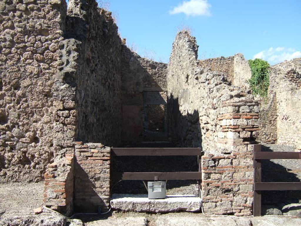 VIII.4.33 Pompeii. December 2004. Entrance doorway.