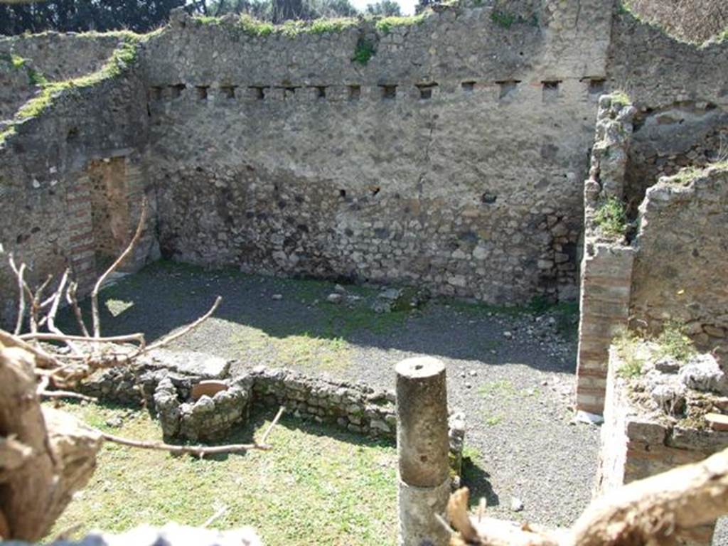 VIII.4.33 Pompeii. March 2009. Looking west towards the courtyard area. Taken from above.  According to Fiorelli, and Liselotte Eschebach, there were steps to the upper floor and kitchen against the west wall.
See Pappalardo, U., 2001. La Descrizione di Pompei per Giuseppe Fiorelli (1875). Napoli: Massa Editore. (p. 130)
See Eschebach, L., 1993. Gebudeverzeichnis und Stadtplan der antiken Stadt Pompeji. Kln: Bhlau. (p. 375)

