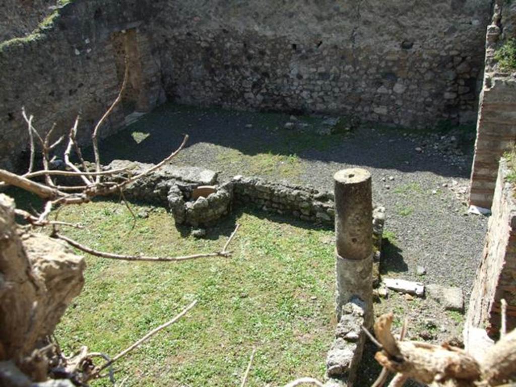 VIII.4.33 Pompeii. March 2009. Courtyard, peristyle and north portico, which was supported by the one column. Taken from above.  