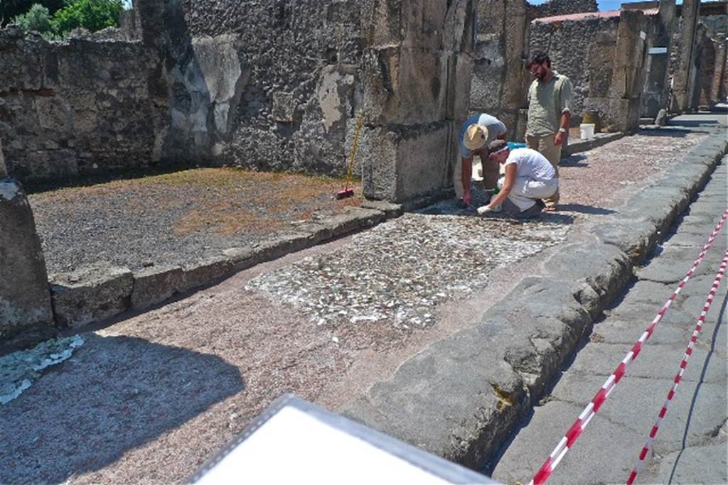 VIII.5.3 Pompeii. July 2010. Entrance doorway on Via dellAbbondanza, looking west. Photo courtesy of Michael Binns.