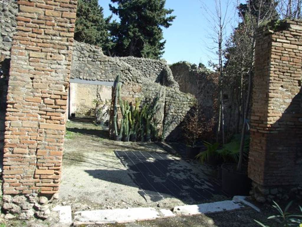 VIII.5.16 Pompeii.  March 2009.  Looking east into Room 5, Vestibule