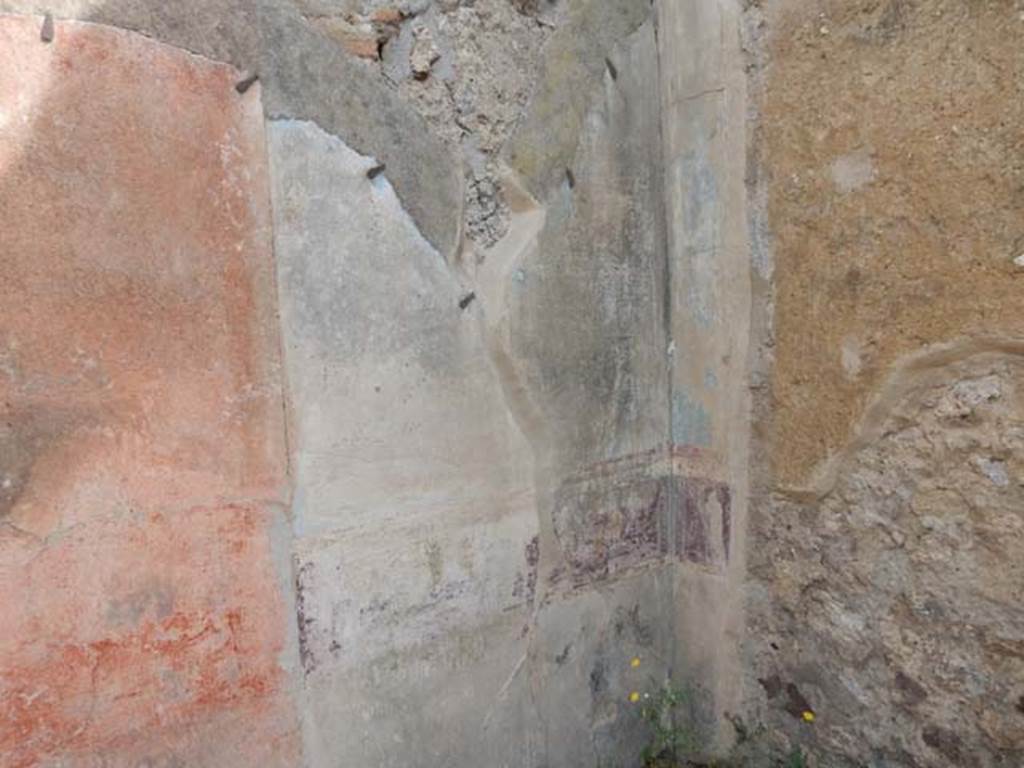 VIII.5.16 Pompeii. May 2017. Room 7, detail from east end of north wall, and north-east corner. Photo courtesy of Buzz Ferebee.
