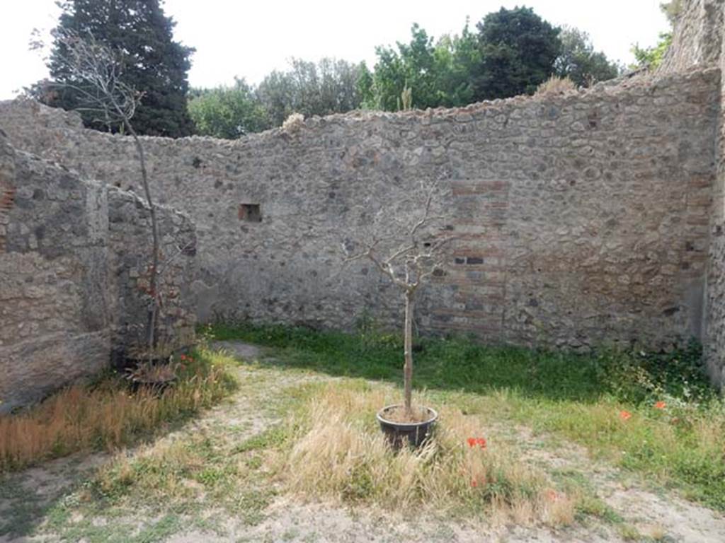 VIII.5.16 Pompeii. May 2017. Room 5, looking south-east to corridor 8, on left. Photo courtesy of Buzz Ferebee.
