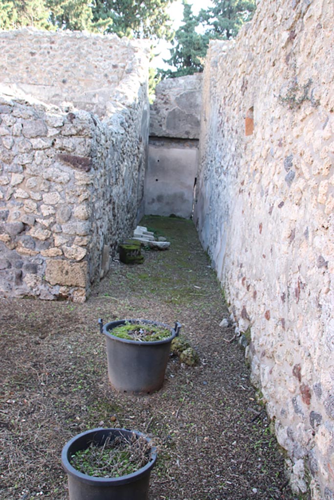 VIII.5.16 Pompeii. October 2022. 
Room 5, looking towards the east end of corridor 8 in south-east corner. Photo courtesy of Klaus Heese. 
