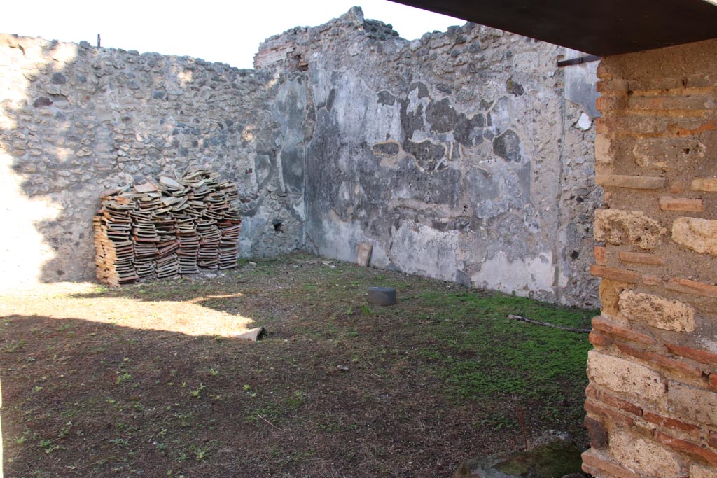 VIII.5.16 Pompeii. October 2022. Room 11, small garden area, looking south-east through doorway. Photo courtesy of Klaus Heese. 

