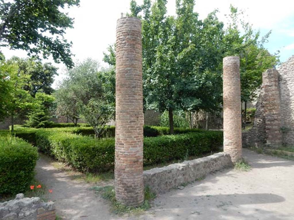 VIII.5.16 Pompeii. May 2017. Looking south-west across garden area from north portico. Photo courtesy of Buzz Ferebee.
