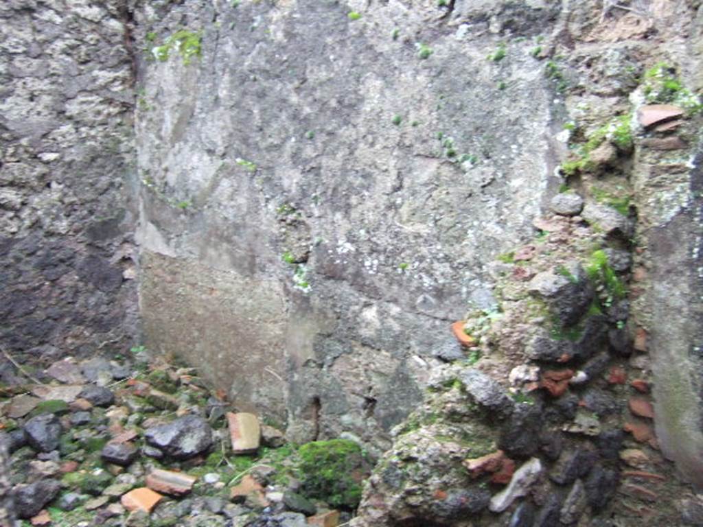 VIII.5.21 Pompeii. December 2005. Small room, probably latrine under the stairs, south wall at the end of the corridor.