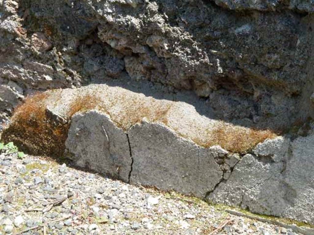 VIII.5.24 Pompeii. May 2010. Room 13, lower east wall, showing thickness of plaster.