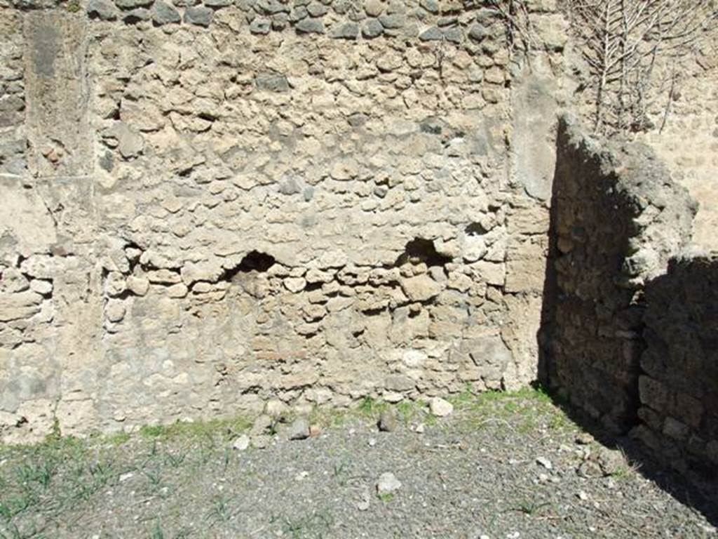 VIII.5.28 Pompeii.  March 2009.  North east corner of North Portico.

