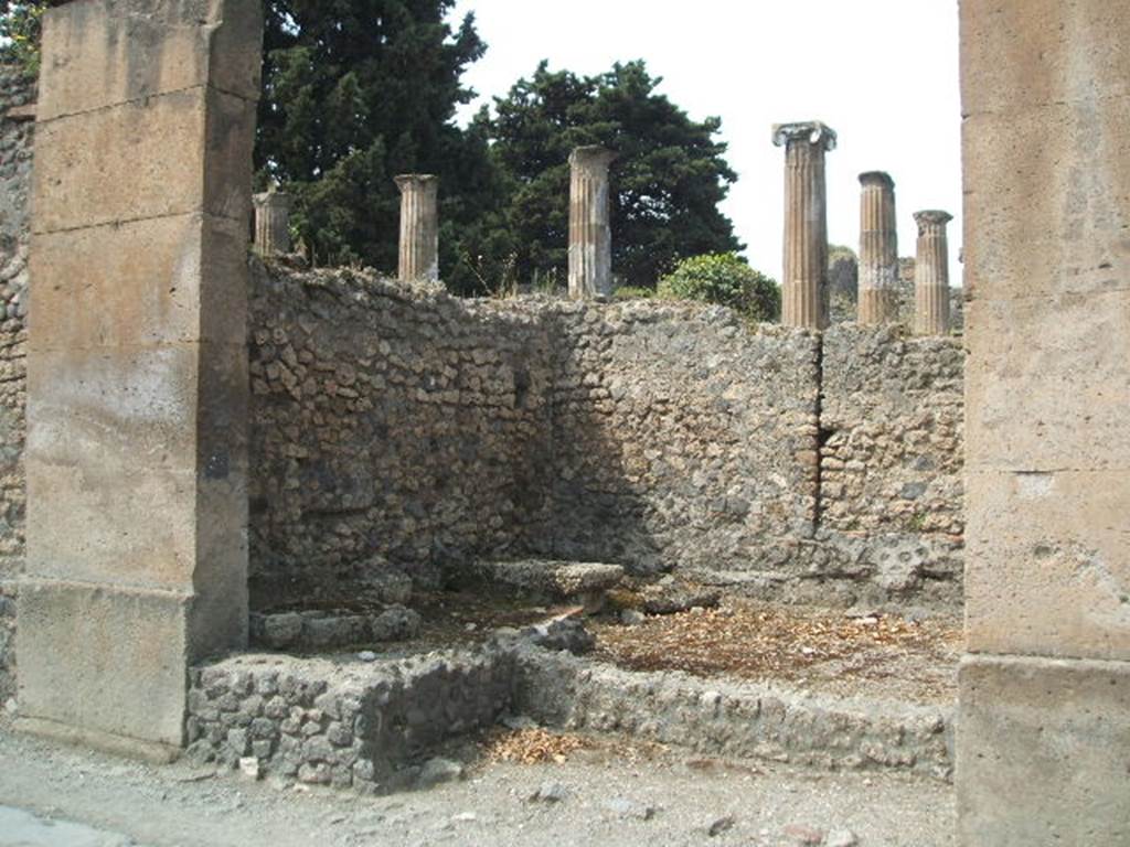 VIII.5.34 Pompeii. May 2005. Entrance. Found on the pilaster on the right of the photo, between VIII.5.34 and 33, were graffiti. (See VIII.5.33).