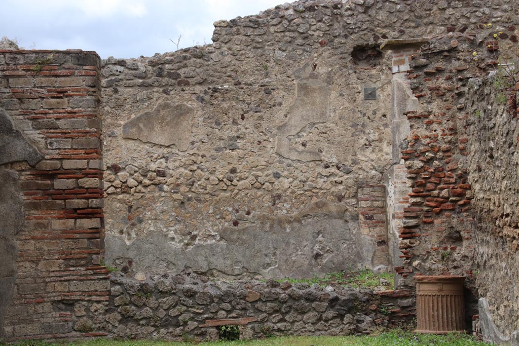 VIII.5.37 Pompeii. May 2024. Room 10, looking north from tablinum towards north garden wall of room 9. Photo courtesy of Klaus Heese.