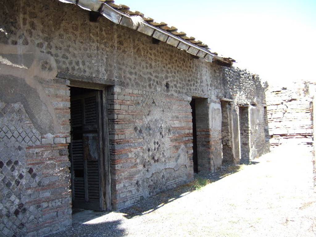 VIII.5.37 Pompeii. September 2005. Rooms 14, 13 and the two doorways to room 11 on west side of atrium.