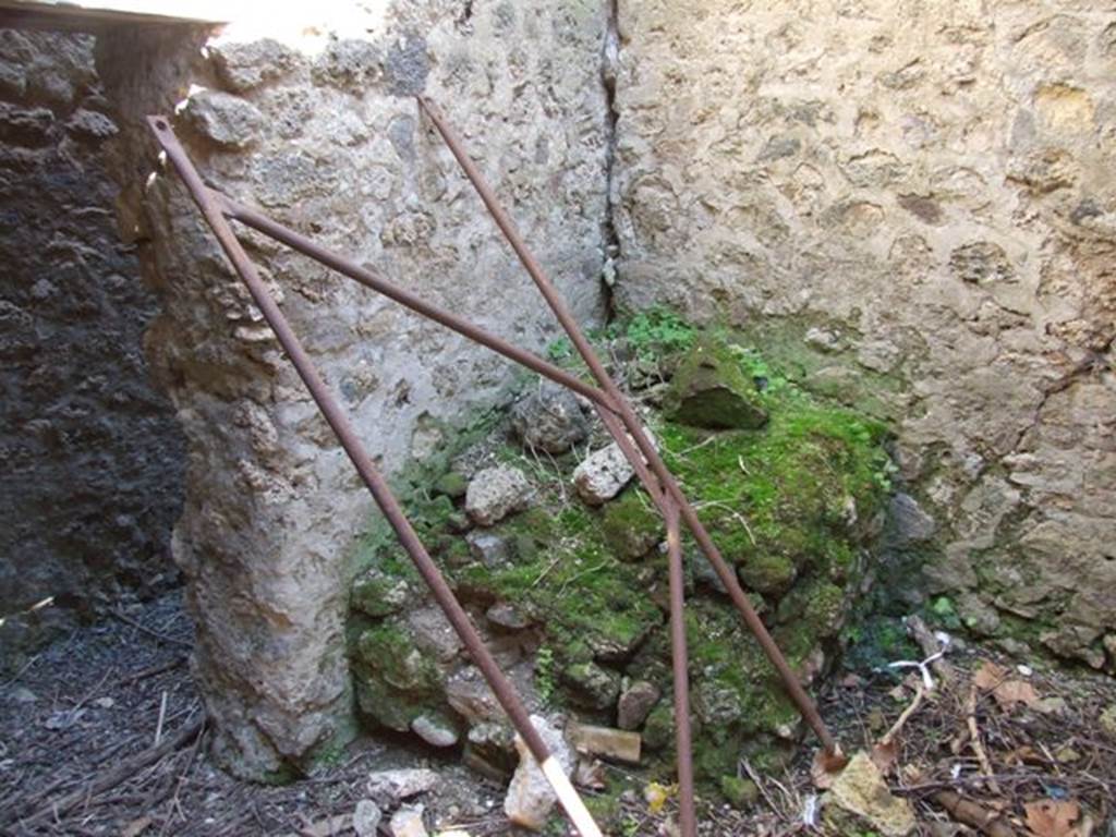 VIII.5.39 Pompeii. March 2009. Room 3, north-east corner of kitchen. 