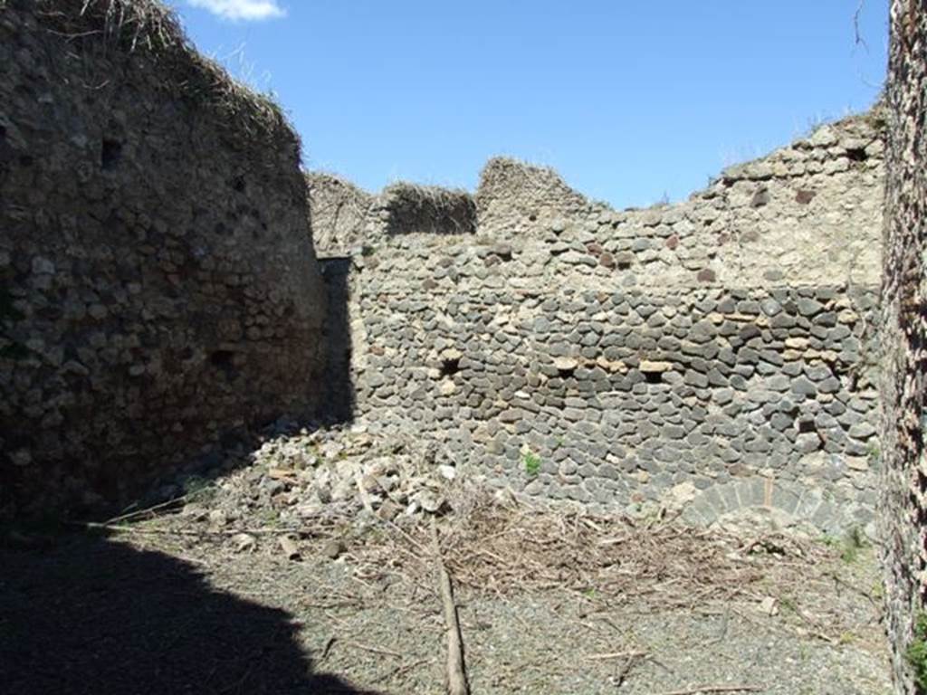 VIII.5.39 Pompeii.  March 2009. Room 6, north wall of small garden area.  Looking north.