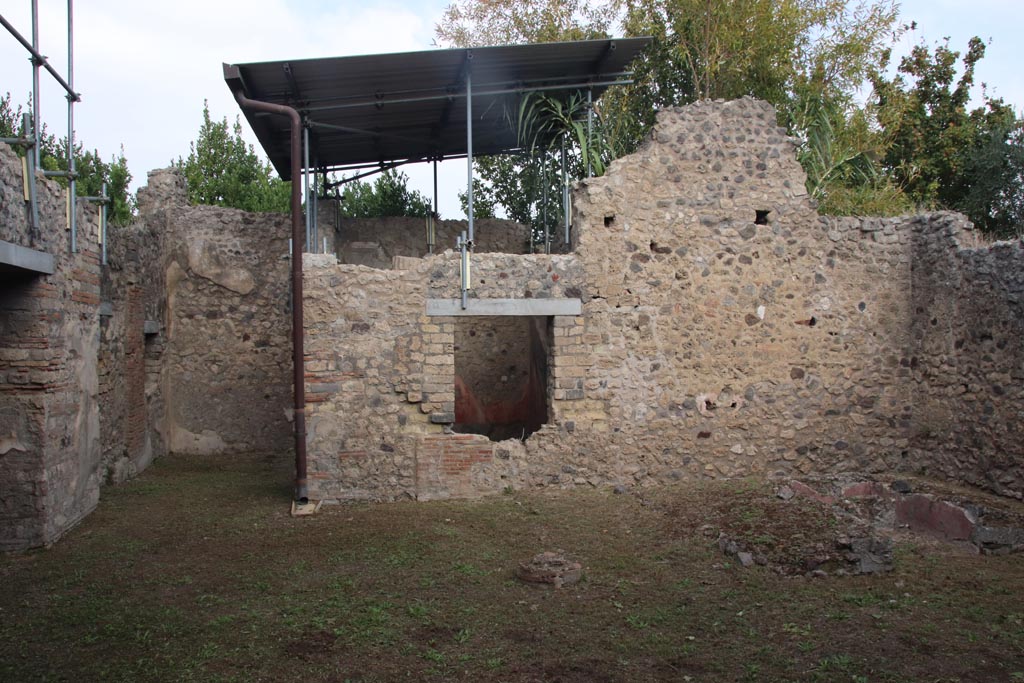 VIII.5.39 Pompeii. October 2023. Looking north from entrance doorway. Photo courtesy of Klaus Heese.