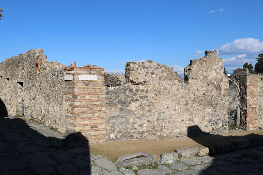 VIII.6.1 Pompeii, on right. December 2018. 
Looking towards junction of Vicolo dei Dodici Dei, with doorway VIII.2.11, on left, and Vicolo della Regina, on lower right. 
Photo courtesy of Aude Durand.

