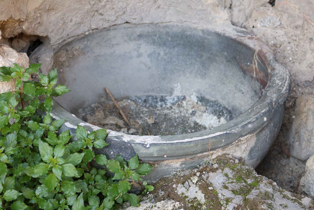 VIII.6.3, Pompeii. December 2018. Detail of pot/vase on top of well ? Photo courtesy of Aude Durand.