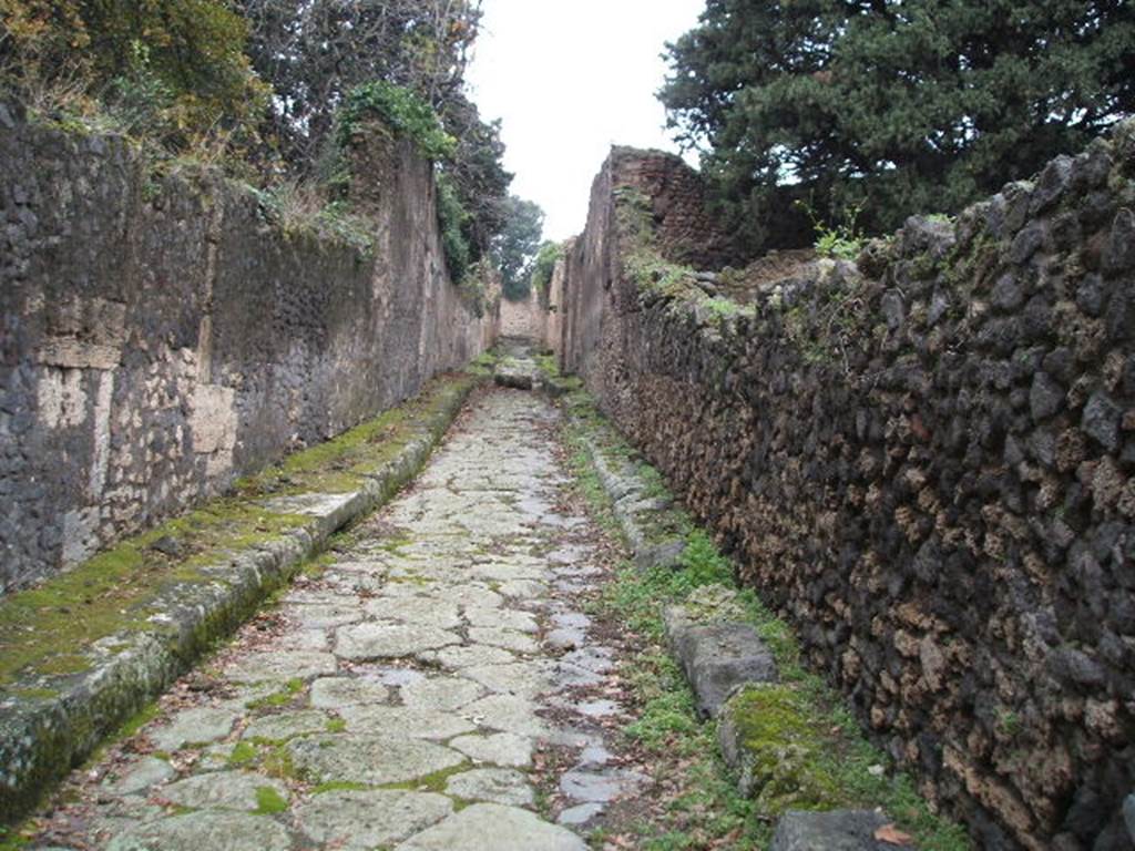 VIII.6.6 Pompeii. Vico delle Pareti Rosse looking west. December 2004.  VIII.5.36.
