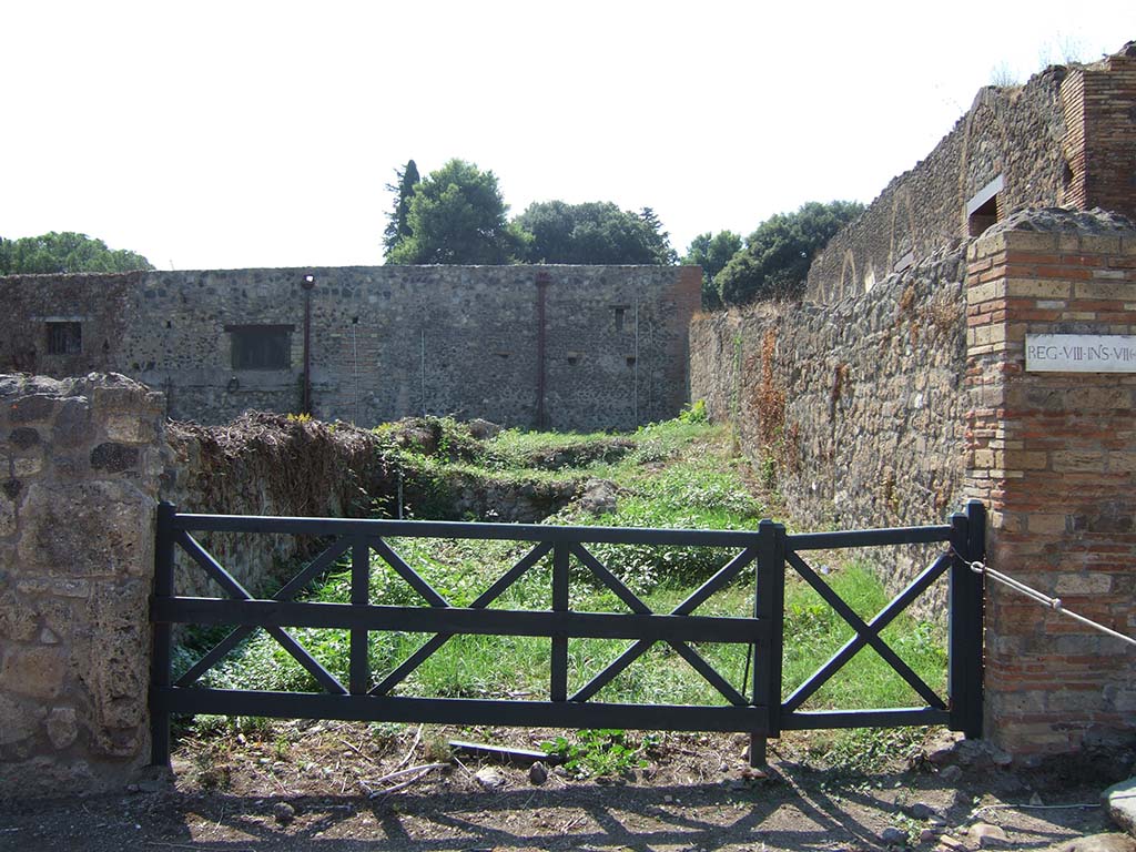 VIII.7.15 Pompeii. September 2005. Entrance on Via Stabiana. Looking west.