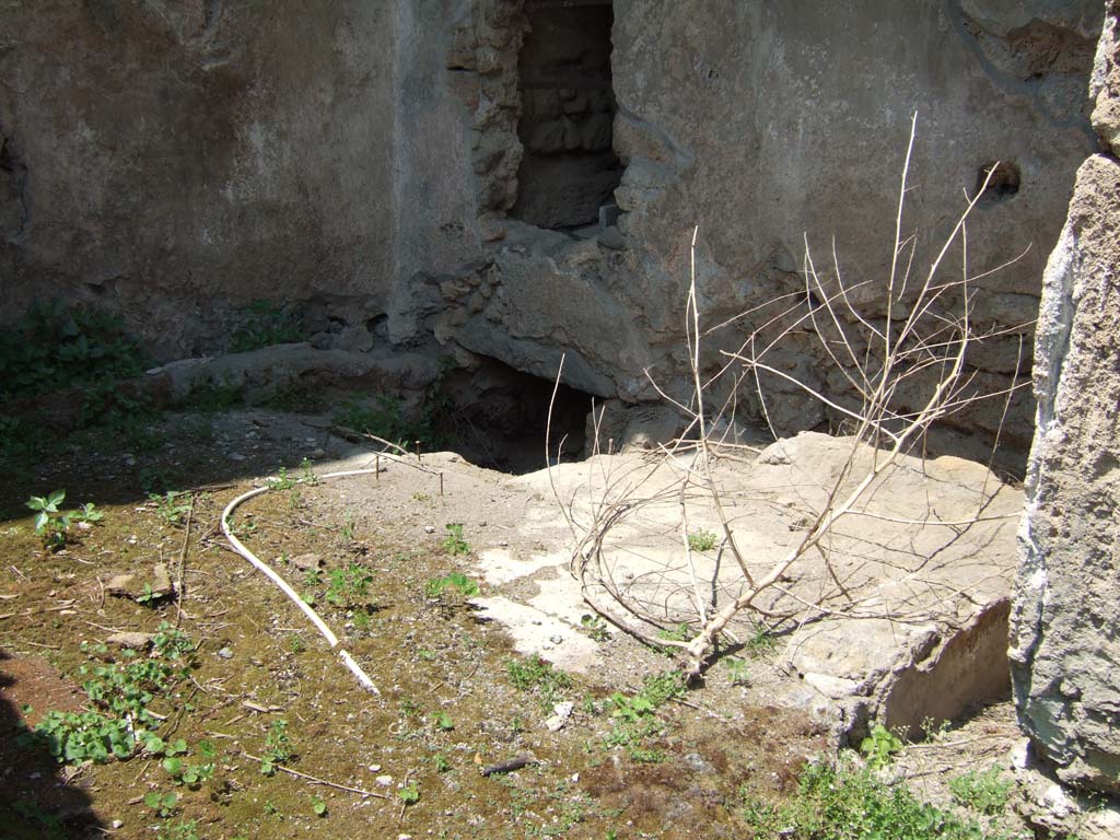 VIII.7.16 Pompeii. September 2005. Latrine in north-west corner.