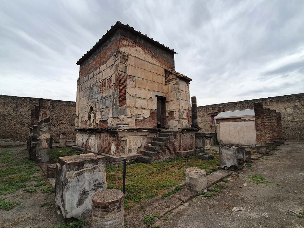 VIII.7.28 Pompeii. August 2021. Looking north along west portico, on left, and east along south portico, on right.
Foto Annette Haug, ERC Grant 681269 DÉCOR.
