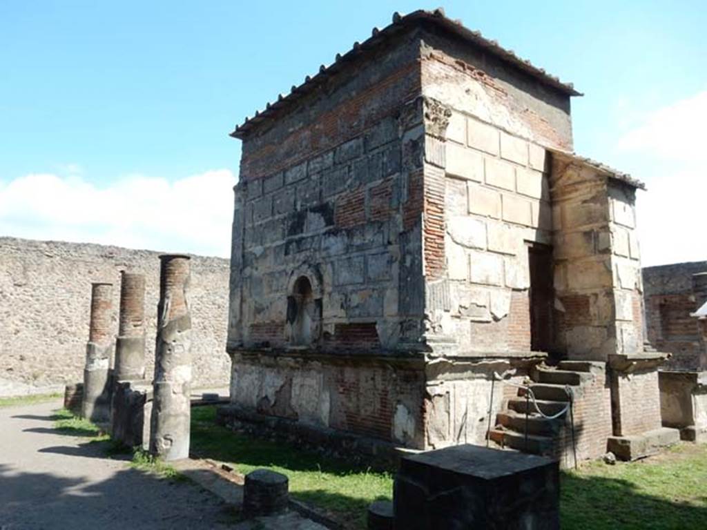 VIII.7.28, Pompeii. May 2015. Looking north along west portico. Photo courtesy of Buzz Ferebee.