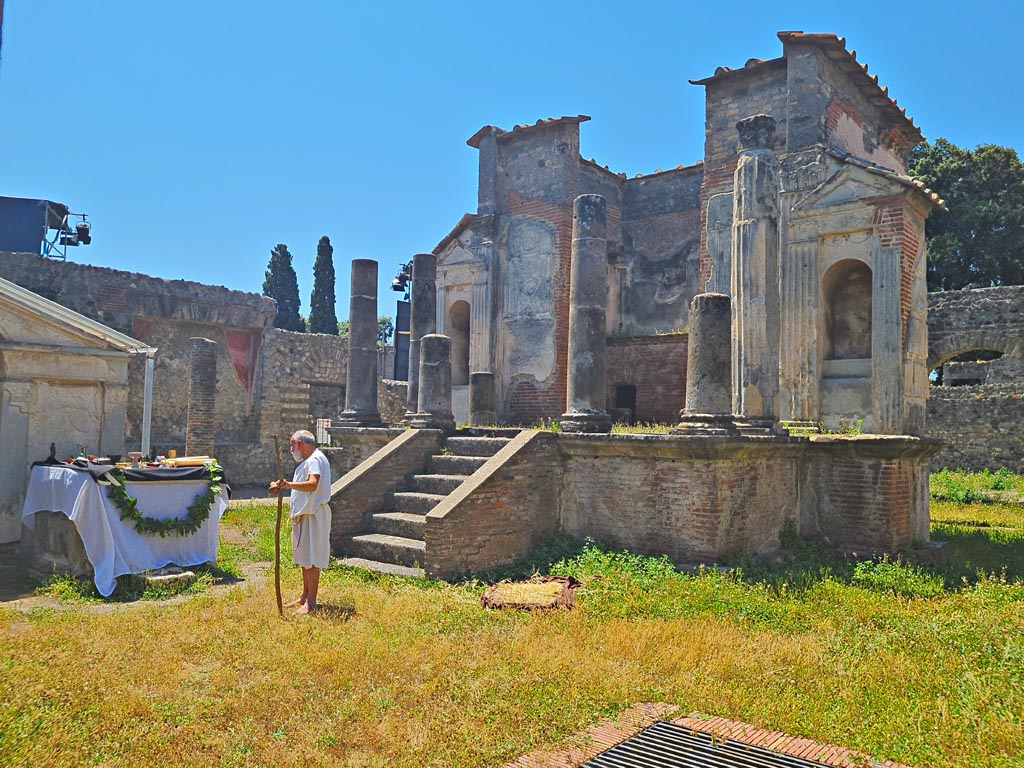 VIII.7.28 Pompeii. 8th June 2024. Looking south-west across temple court from entrance. Photo courtesy of Giuseppe Ciaramella.
Historical reconstruction entitled L’altra Pompei prende vita (The other Pompeii comes to life).
