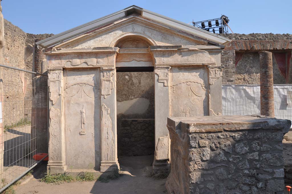 VIII.7.28 Pompeii. July 2017. Looking south along east side of portico towards purgatorium.
Foto Anne Kleineberg, ERC Grant 681269 DÉCOR.

